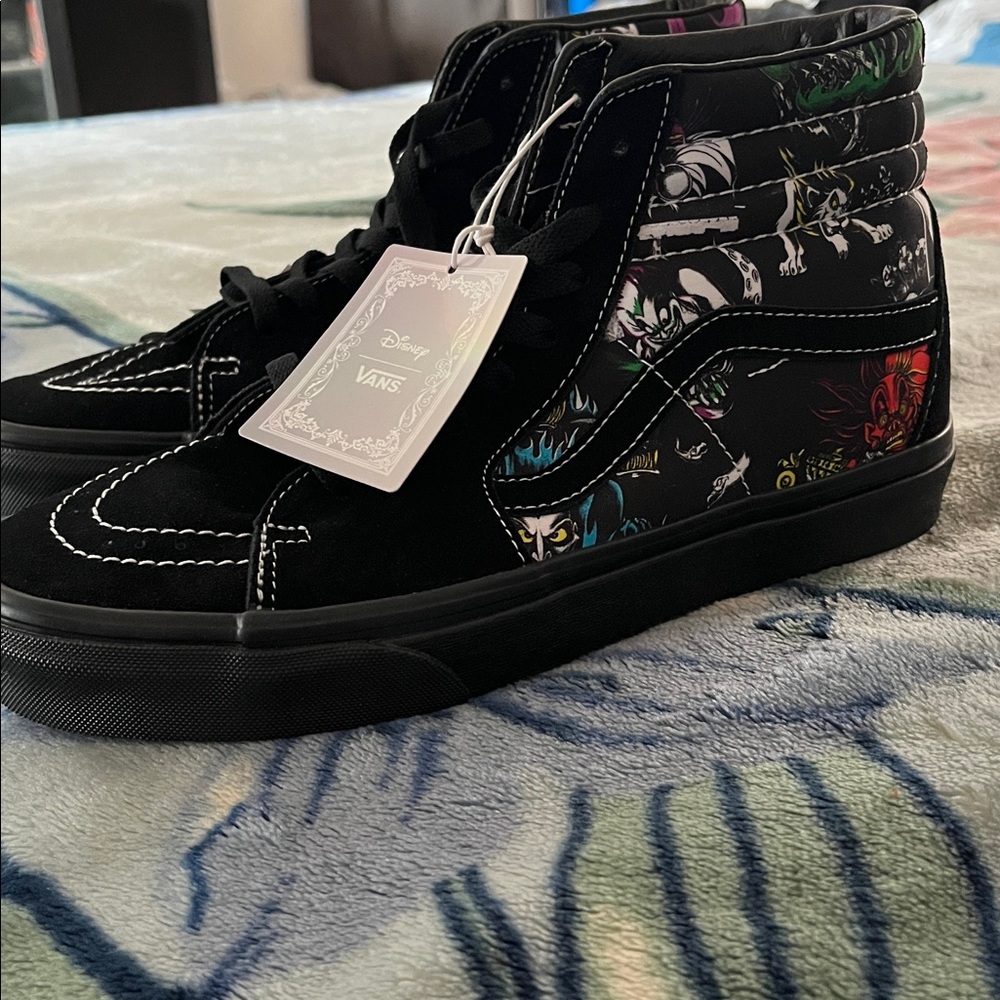 Villains Vans men’s size U.S8.0
Woman’s U.S- 9.5